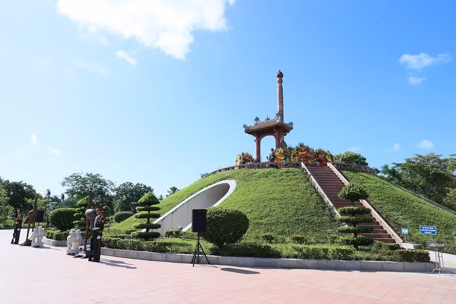 Đài tưởng niệm các Anh hùng Liệt sỹ trong Thành Cổ Quảng Trị. (Ảnh: Dương Giang/TTXVN) Đài tưởng niệm các Anh hùng Liệt sỹ trong Thành Cổ Quảng Trị. (Ảnh: Dương Giang/TTXVN)