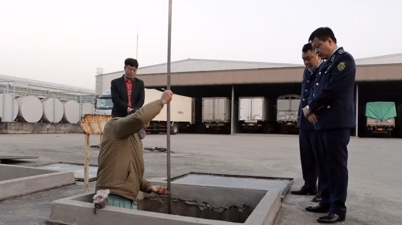 Bất chấp việc quản lý thị trường kiểm tra xuyên Tết, nhiều cây xăng vẫn nghỉ bán khi mỗi lít xăng dầu bán ra lỗ tới 1.300 đồng. Ảnh: DMS