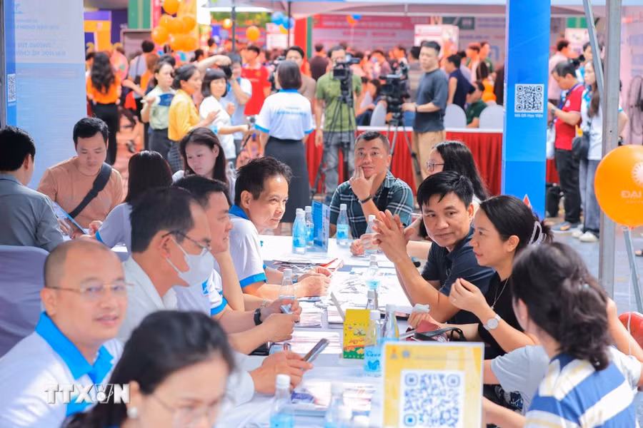 Nhiều phụ huynh và thí sinh đến tìm hiểu thông tin tại các gian tư vấn hỗ trợ, giải đáp băn khoăn, thắc mắc từ đại diện các trường đại học, cao đẳng. (Ảnh: Hoàng Hiếu/TTXVN) Nhiều phụ huynh và thí sinh đến tìm hiểu thông tin tại các gian tư vấn hỗ trợ, giải đáp băn khoăn, thắc mắc từ đại diện các trường đại học, cao đẳng. (Ảnh: Hoàng Hiếu/TTXVN)
