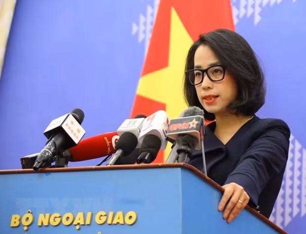 Người Phát ngôn Bộ Ngoại giao Phạm Thu Hằng trả lời câu hỏi của phóng viên trong nước và quốc tế. (Ảnh: Văn Điệp/TTXVN)