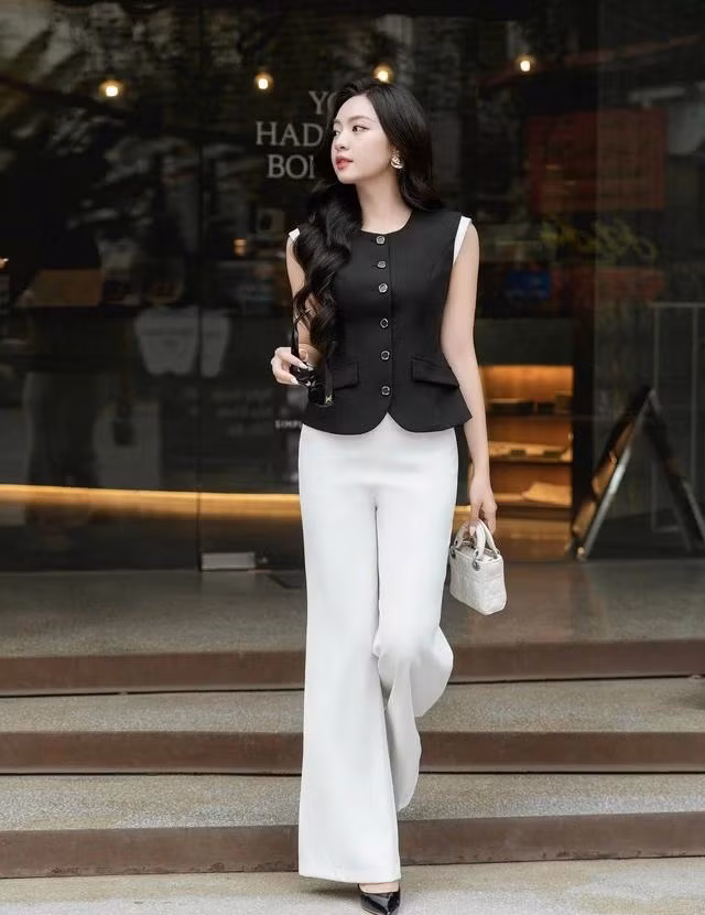 Đây là bản phối hoàn hảo của 2 gam màu cơ bản đen trắng để tạo nên vẻ ngoài thời thượng mà bất kỳ chị em nào cũng muốn sở hữu. Không quá nhiều chi tiết cầu kỳ, bộ đồ tập trung vào phom dáng và sự tinh tế trong từng chi tiết nhỏ nhằm toát lên tinh thần của dòng trang phục cao cấp. Ảnh LEMIA