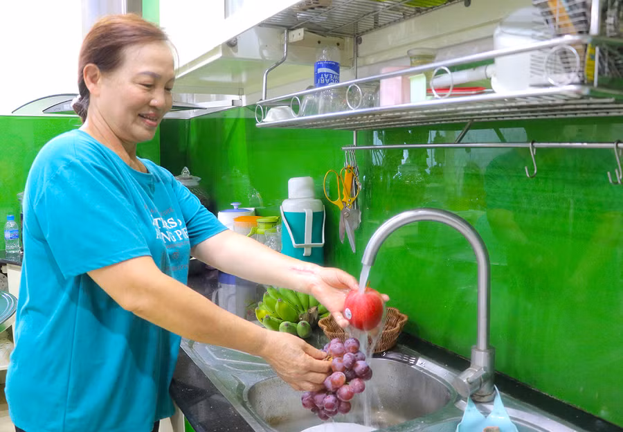 Nhiều năm nay, bà Đỗ Thúy Mậu (tổ 2, phường Tây Sơn, thị xã An Khê) yên tâm sử dụng nước máy phục vụ sinh hoạt gia đình. Ảnh: H.T