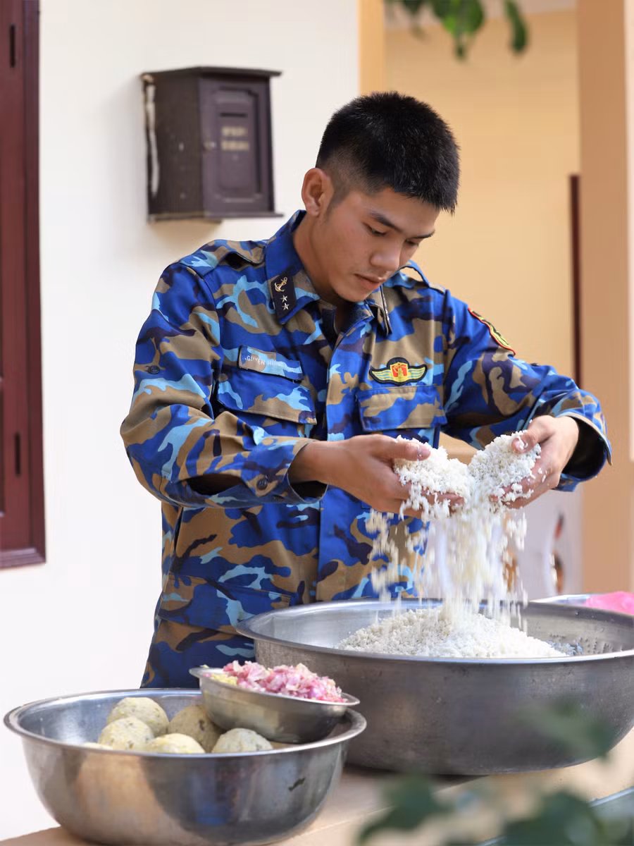 Kiểm tra chất lượng gạo nếp, sau khi ngâm qua đêm. Ảnh: Phan Ngọc Đức Kiểm tra chất lượng gạo nếp, sau khi ngâm qua đêm. Ảnh: Phan Ngọc Đức
