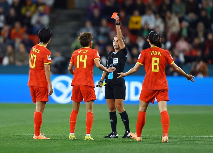 World Cup nữ 2023: Thiếu người từ giữa hiệp 1, tuyển nữ Trung Quốc giành chiến thắng đầy kịch tính - Ảnh 1. Trung Quốc nhận thẻ đỏ từ phút thứ 29