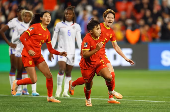 World Cup nữ 2023: Thiếu người từ giữa hiệp 1, tuyển nữ Trung Quốc giành chiến thắng đầy kịch tính - Ảnh 6. Trung Quốc mới là người khai thông thế bế tắc trận đấu dù chỉ thi đấu với 10 người trên sân