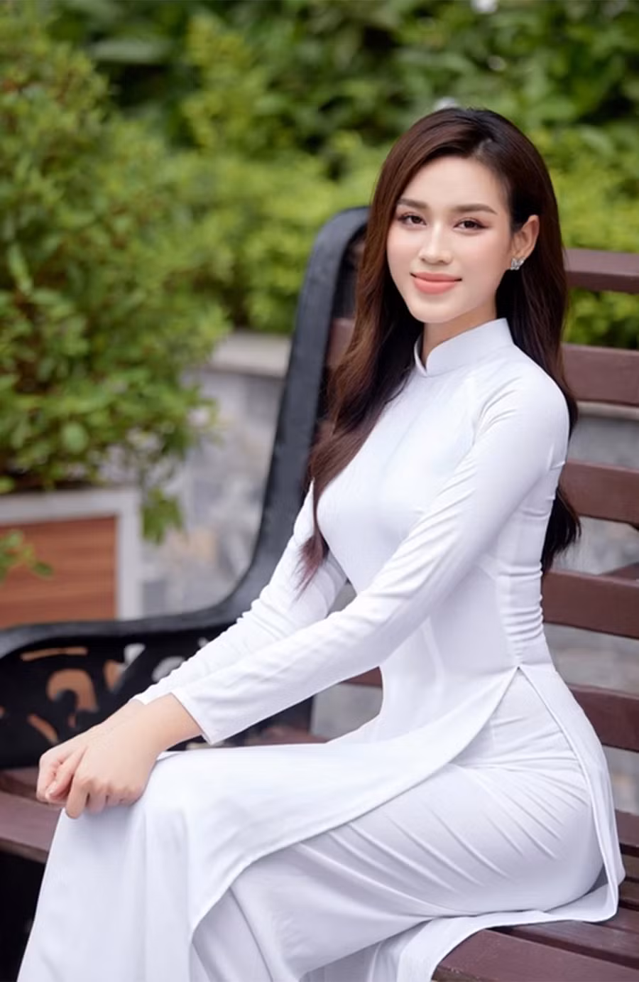 Trong bộ ảnh, Đỗ Thị Hà diện áo dài trắng nền nã khoe nhan sắc ngọt ngào và chiều cao nổi bật.