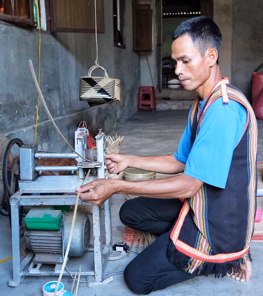 Sử dụng chiếc máy chuốt nan giúp nghệ nhân Si hạ giá thành cho sản phẩm đan lát từ truyền thống. Ảnh: Minh Châu