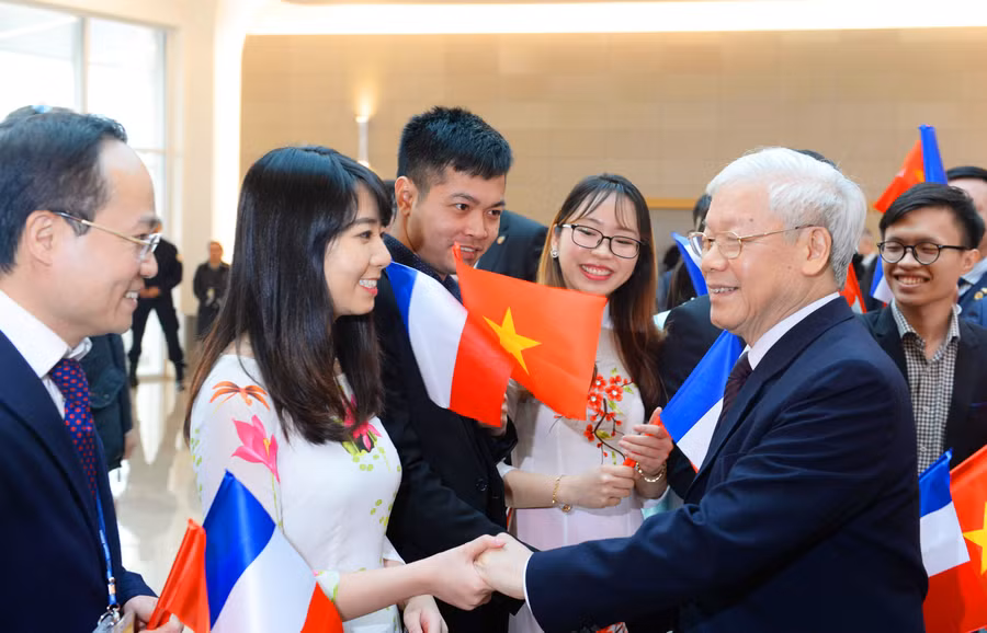 Tổng Bí thư Nguyễn Phú Trọng gặp gỡ trí thức trẻ Việt Nam tại Pháp (tháng 3-2018). Ảnh: qdnd.vn