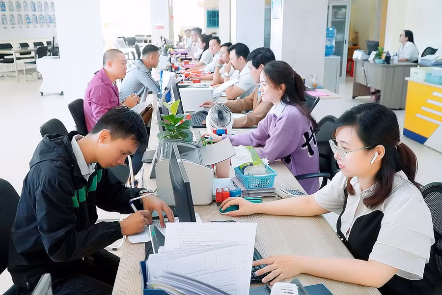 Người dân thực hiện thủ tục hành chính tại Trung tâm Phục vụ hành chính công tỉnh. Ảnh: Đức Thụy