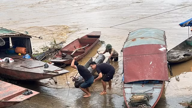 Nhiều người dân vẫn liều mình vớt gỗ trôi trên dòng sông chảy xiết