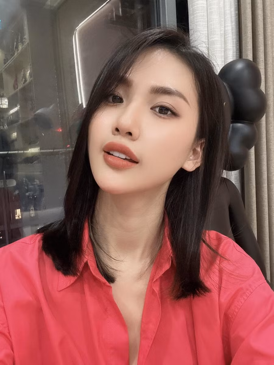 Miss Universe Vietnam 2023 Bùi Quỳnh Hoa sở hữu chiều cao 1,75 m và số đo ba vòng lần lượt là 86-60-93 cm. Cô được các giám khảo nhận xét hội tụ đủ yếu tố về nhan sắc, hình thể, kỹ năng catwalk, trả lời phỏng vấn, ngoại ngữ.
