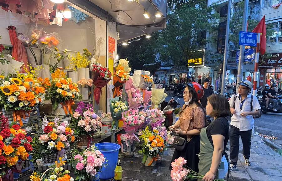 Thị trường hoa tươi đang nóng dần lên cận dịp lễ 20/10. (Ảnh: Minh Hiếu/Vietnam+)