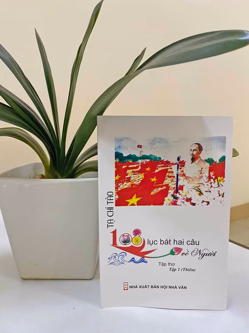 Bìa tập thơ “108 lục bát hai câu về Người”. Ảnh: Đoàn Minh Phụng Bìa tập thơ “108 lục bát hai câu về Người”. Ảnh: Đoàn Minh Phụng