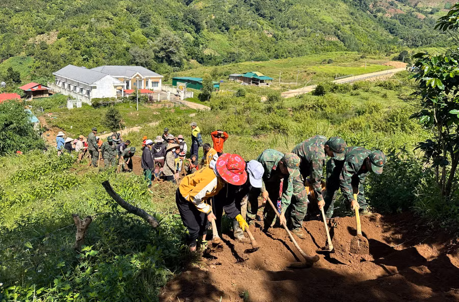 Bà con thôn Chung Tam phấn khởi khi có đường mới rút ngắn khoảng cách ra Tỉnh lộ 673. Ảnh: V.T