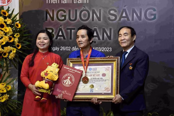 Họa sĩ Đoàn Việt Tiến nhận bằng xác lập kỷ lục.