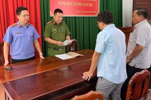 Cơ quan Điều tra đọc lệnh khởi tố đối với các cá nhân, doanh nghiệp, ảnh: VKSND tỉnh BR-VT