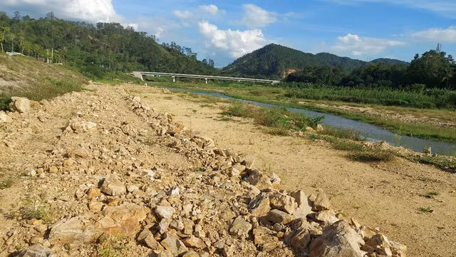 Công ty TNHH Tuấn Dũng là đơn vị đổ đất, đá thải xuống lòng sông. Ảnh: ĐỨC NHẬT