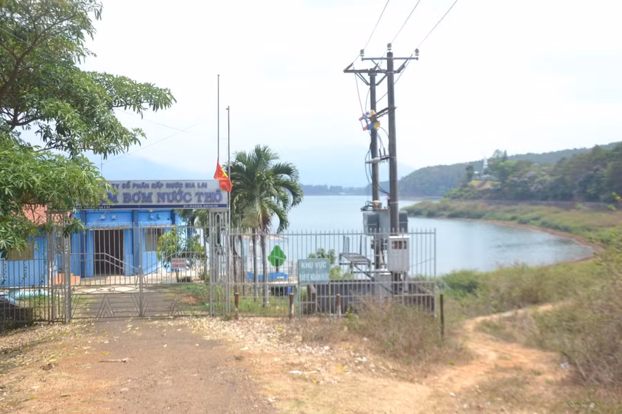 Trạm bơm nước thô của Công ty cổ phần Cấp nước Gia Lai tại Biển Hồ A, TP. Pleiku. Ảnh: H.C Trạm bơm nước thô của Công ty cổ phần Cấp nước Gia Lai tại Biển Hồ A, TP. Pleiku. Ảnh: H.C