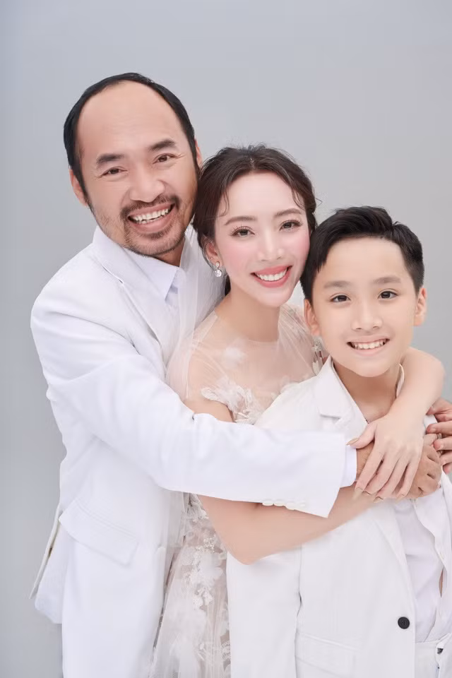 Nói về con, Thu Trang nhận xét Andy ngoan ngoãn, hiểu chuyện. Ngay từ nhỏ, cậu bé đã được dạy cách sống tự lập, biết yêu thương, giúp đỡ mọi người. Thu Trang tự hào khi con trai lễ phép, nghe lời ông bà mỗi khi cô và chồng vắng nhà đi công tác. Ảnh: NVCC