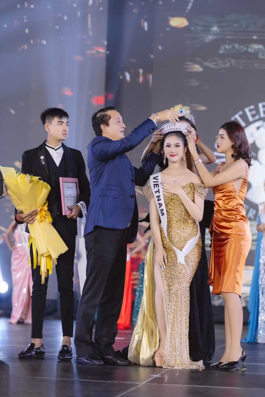 Khoảnh khắc đăng quang của Nguyễn Trang Nguyệt Minh. Ảnh: Nhân vật cung cấp