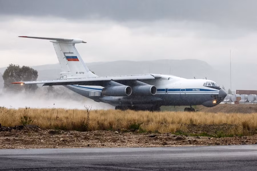 Máy bay vận tải Ilyushin IL-76 của Nga. (Ảnh: AFP/TTXVN) Máy bay vận tải Ilyushin IL-76 của Nga. (Ảnh: AFP/TTXVN)