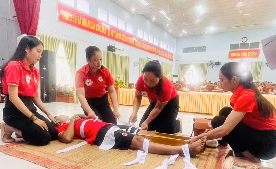 Phần thi thực hành sơ cấp cứu ban đầu của đội xã Ia Ake tại Hội thi Đội tuyên truyền chữ thập đỏ huyện Phú Thiện lần thứ 2-2023. Ảnh: N.H
