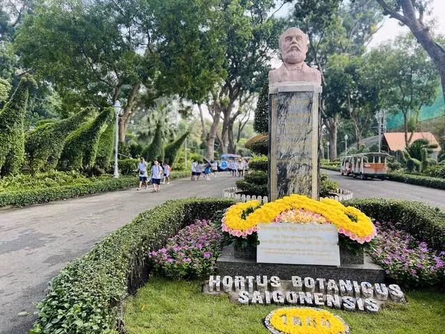 Tượng tưởng niệm của người khai sinh ra Thảo Cầm Viên Sài Gòn. Ảnh: Vũ Phượng