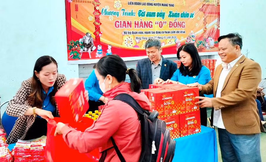 LĐLĐ huyện Mang Yang tổ chức "Gian hàng 0 đồng" cho đoàn viên, người lao động. Ảnh: Thu Minh