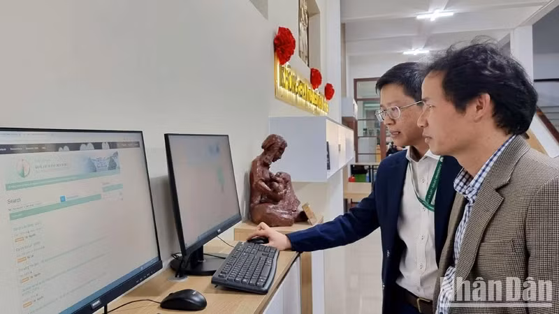 Đại biểu khai thác tài liệu số hóa tại “Không gian tư liệu Tây Nguyên”.
