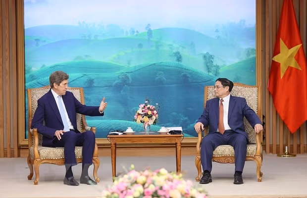 Thủ tướng Phạm Minh Chính tiếp Đặc phái viên của Tổng thống Hoa Kỳ về Khí hậu John Kerry. (Ảnh: Dương Giang/TTXVN)