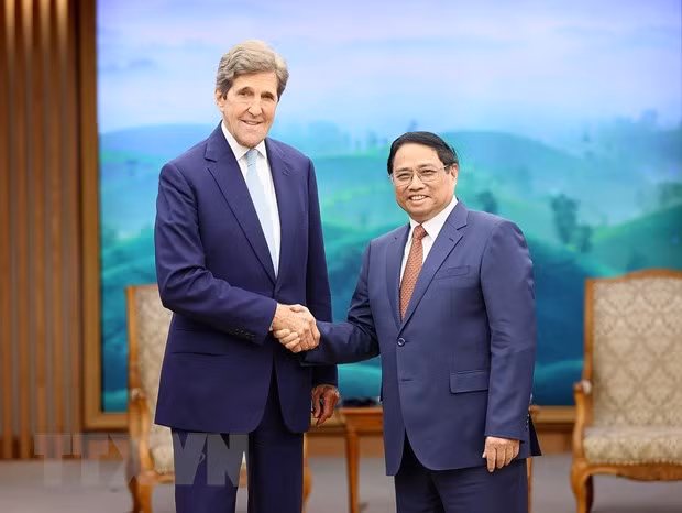Thủ tướng Phạm Minh Chính tiếp Đặc phái viên của Tổng thống Hoa Kỳ về Khí hậu John Kerry. (Ảnh: Dương Giang/TTXVN)