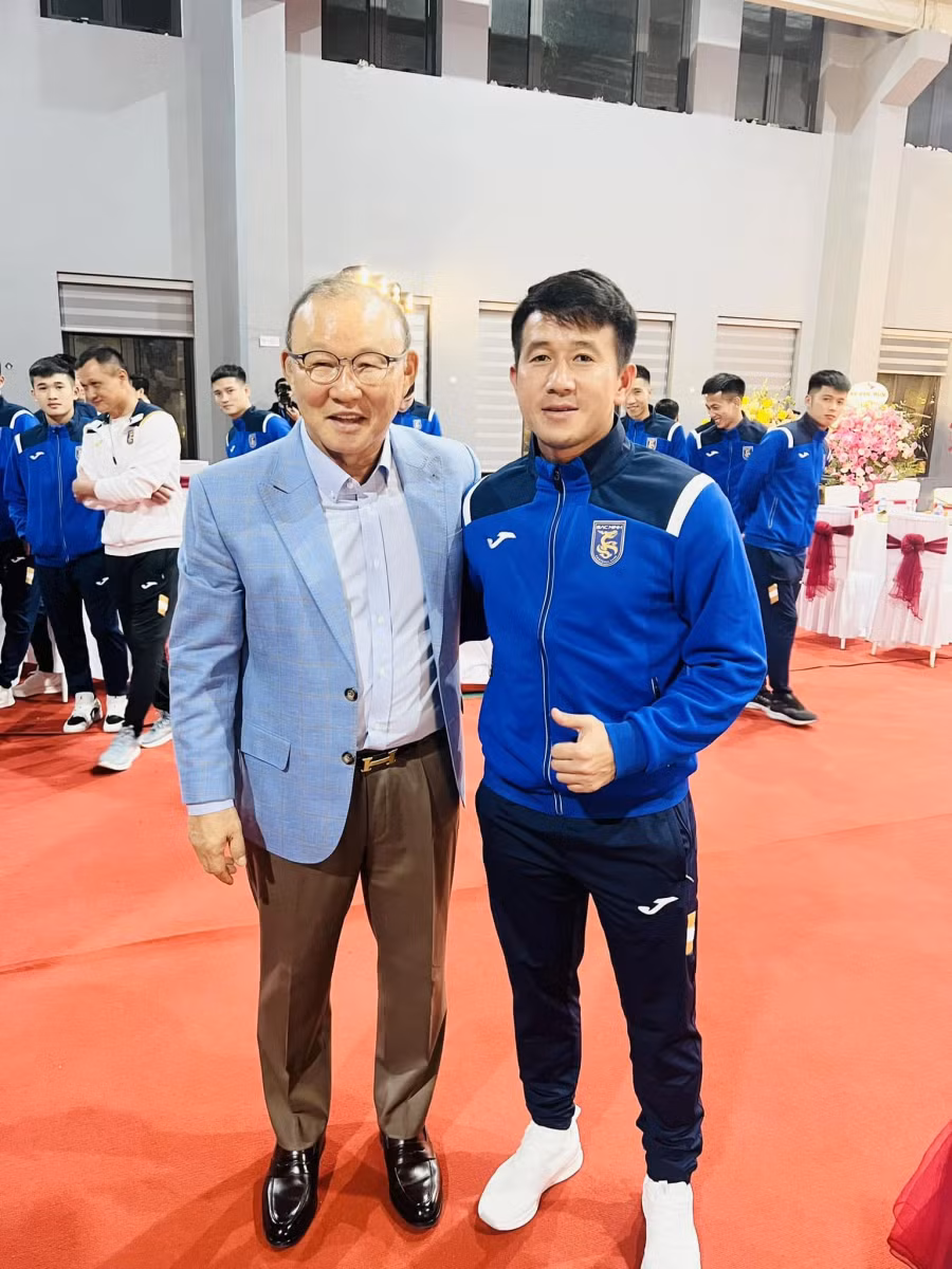 HLV Park Hang-seo (trái) và cựu đội trưởng SLNA Nguyễn Quang Tình HLV Park Hang-seo (trái) và cựu đội trưởng SLNA Nguyễn Quang Tình