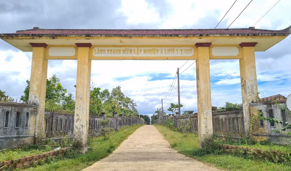 Cổng làng thanh niên lập nghiệp A Lưới (xã Hương Phong, huyện A Lưới, tỉnh Thừa Thiên - Huế) Cổng làng thanh niên lập nghiệp A Lưới (xã Hương Phong, huyện A Lưới, tỉnh Thừa Thiên - Huế)