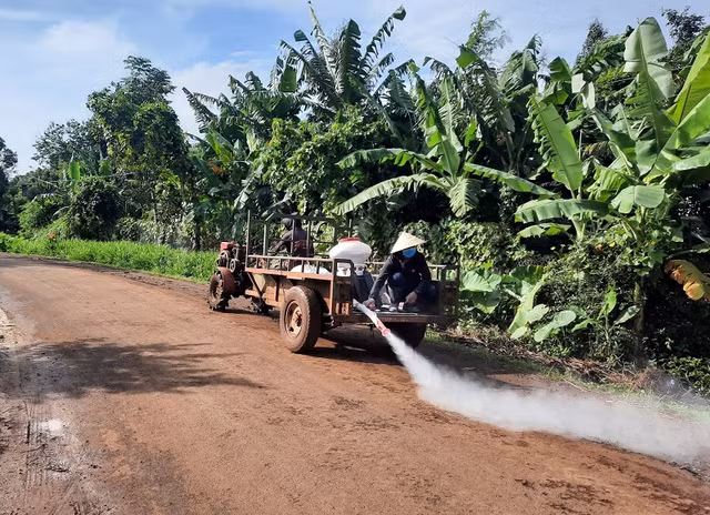 Phun thuốc khử trùng phòng chống dịch tả heo châu Phi ở H.Cư Mgar, Đắk Lắk. CHI CỤC CHĂN NUÔI - THÚ Y ĐẮK LẮK