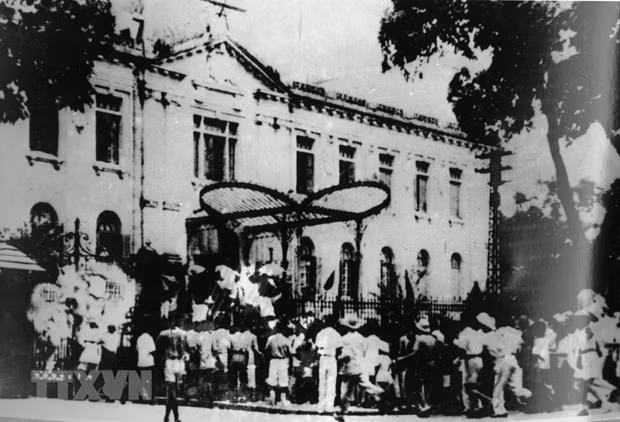 Đánh chiếm Bắc Bộ Phủ - Tổng khởi nghĩa giành chính quyền tại Hà Nội tháng 8/1945. (Ảnh tư liệu: TTXVN)