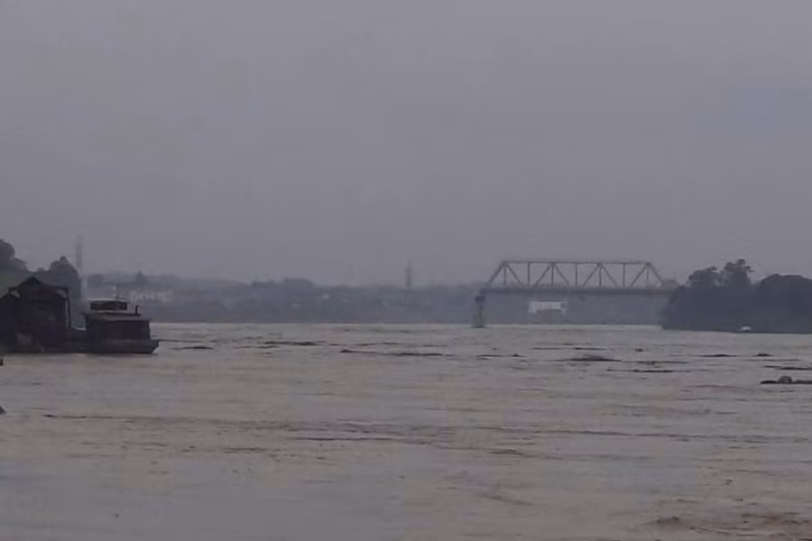 Cầu Phong Châu nhìn từ xa.