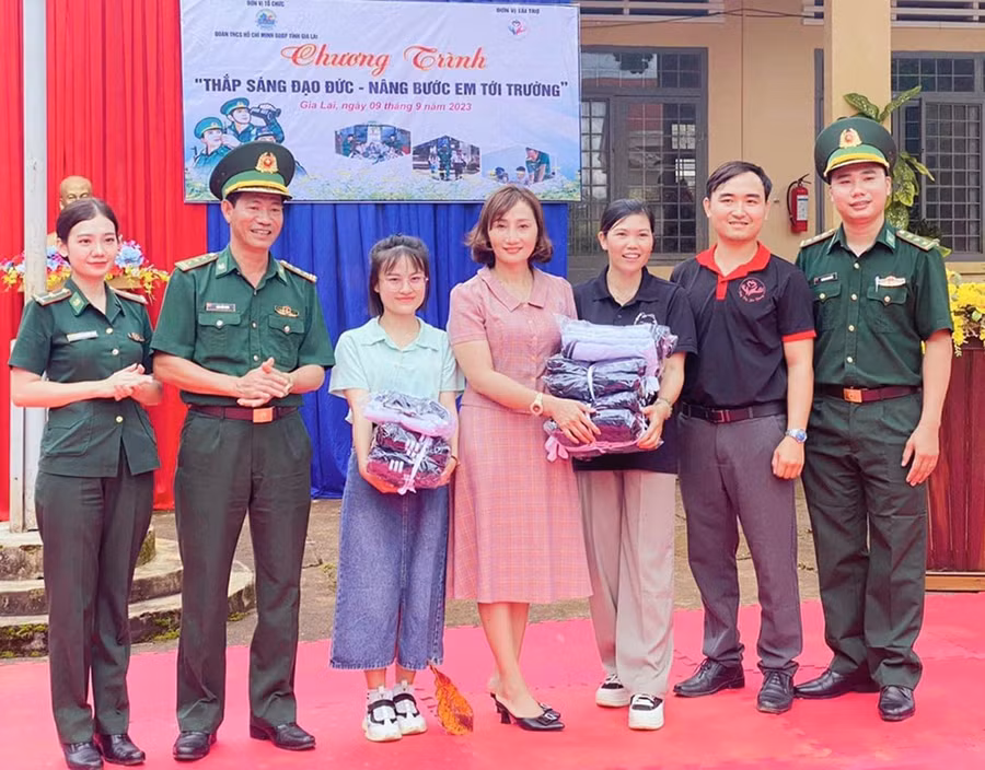 Chị Phạm Thị Phương Thanh trong một chuyến thăm, tặng quà học sinh vùng khó năm 2023. (ảnh nhân vật cung cấp)