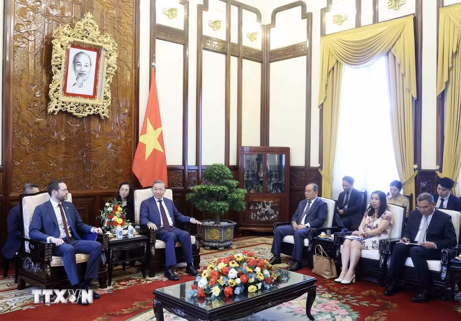 Chủ tịch nước Tô Lâm tiếp Đại sứ Vương quốc Liên hiệp Anh và Bắc Ireland tại Việt Nam lain Frew. (Ảnh: Nhan Sáng/TTXVN)