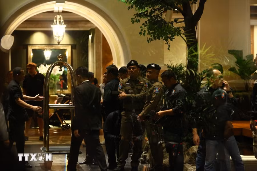 Cảnh sát Thái Lan được triển khai bên ngoài khách sạn Grand Hyatt Erawan ở thủ đô Bangkok, nơi phát hiện các công dân Việt Nam thiệt mạng. (Nguồn: THX/TTXVN) Cảnh sát Thái Lan được triển khai bên ngoài khách sạn Grand Hyatt Erawan ở thủ đô Bangkok, nơi phát hiện các công dân Việt Nam thiệt mạng. (Nguồn: THX/TTXVN)