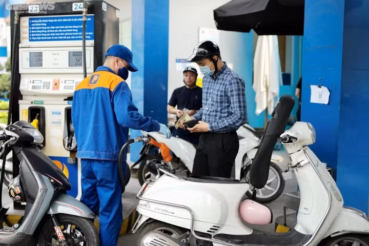 Giá bán lẻ xăng dầu trong nước dự báo tiếp tục tăng cao. (Ảnh minh họa: Công Hiếu). Giá bán lẻ xăng dầu trong nước dự báo tiếp tục tăng cao. (Ảnh minh họa: Công Hiếu).