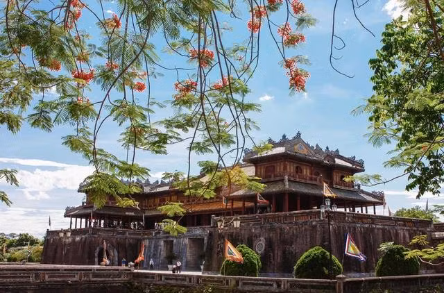 Huế mang sắc màu cổ kính với bề dày lịch sử hàng trăm năm cùng những dấu ấn đặc trưng thể hiện rõ nét trong kiến trúc, văn hóa, ẩm thực cung đình. Ảnh VNAT