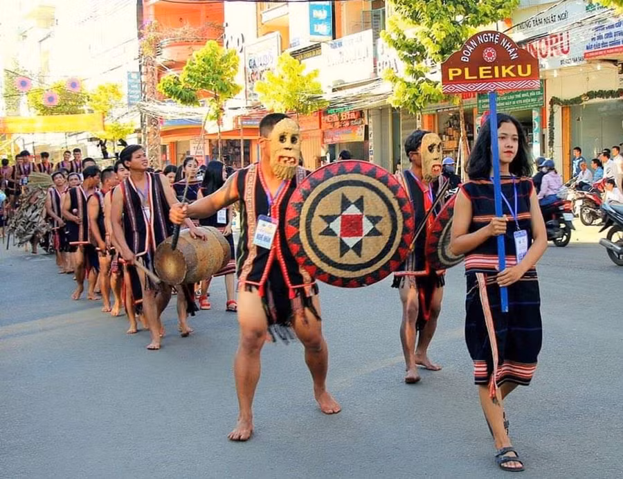 Anh Bơn (người đánh trống) tham gia Đoàn nghệ nhân Pleiku tham gia biểu diễn đường phố nhân Tuần Văn hóa Du lịch Gia Lai 2023 (ảnh nhân vật cung cấp). Anh Bơn (người đánh trống) tham gia Đoàn nghệ nhân Pleiku tham gia biểu diễn đường phố nhân Tuần Văn hóa Du lịch Gia Lai 2023 (ảnh nhân vật cung cấp).