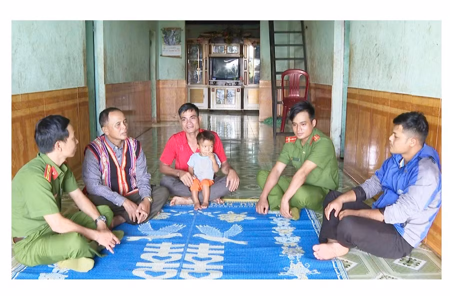 Lực lượng Công an phối hợp tuyên truyền, vận động giúp người dân nhận ra hành vi sai trái, từ bỏ “Tin lành Đê ga”, trở về sinh hoạt trong tôn giáo được Nhà nước công nhận. Ảnh: M.N