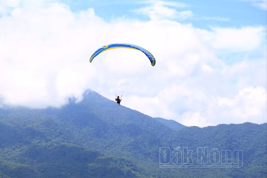 Dù lượn khám phá núi Tà Đùng, huyện Đắk Glong