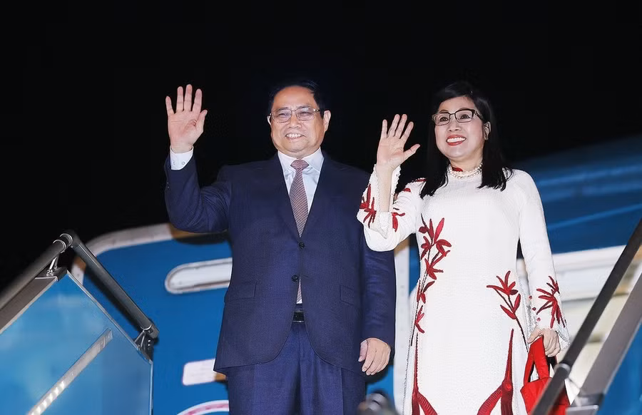 Thủ tướng Phạm Minh Chính và Phu nhân lên đường tham dự Hội nghị thường niên lần thứ 54 của Diễn đàn Kinh tế Thế giới tại Davos, Thuỵ Sĩ và thăm chính thức Hungary, Romania. (Ảnh: Dương Giang/TTXVN)