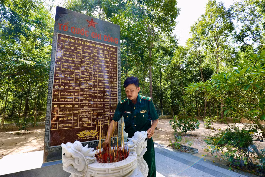 Thiếu tá Nguyễn Trọng Nghĩa, Phó trưởng Đồn Biên phòng Lò Gò, Tây Ninh bên bia tưởng niệm những liệt sĩ hy sinh trong cuộc chiến tranh biên giới Tây Nam. Ảnh: DŨNG PHƯƠNG