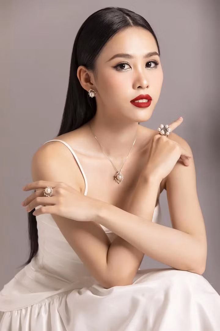 Ngọc Hằng luôn thể hiện được sự tự tin và khả năng dẫn dắt khéo léo đã tạo được ấn tượng tốt trong lòng khán giả và người hâm mộ.