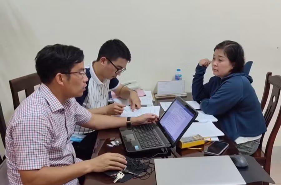 Đối tượng Lê Thị Hồng Vui (bìa phải) khai nhận về hành vi lợi dụng hình ảnh, tên tuổi của “sư” Thích Minh Tuệ để lừa đảo chiếm đoạt tài sản. Ảnh: T.T Đối tượng Lê Thị Hồng Vui (bìa phải) khai nhận về hành vi lợi dụng hình ảnh, tên tuổi của “sư” Thích Minh Tuệ để lừa đảo chiếm đoạt tài sản. Ảnh: T.T