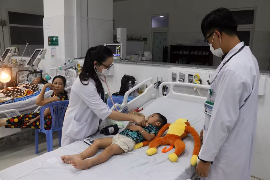 Bác sĩ thăm khám, điều trị cho bệnh nhân mắc sốt xuất huyết. (Ảnh: Huy Hải/TTXVN)
