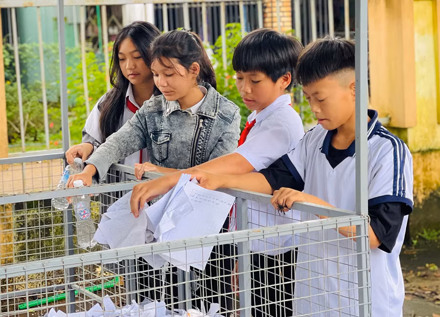 Các thành viên Đội xung kích bảo vệ môi trường của Trường THCS Lê Lợi thu gom và phân loại rác. Ảnh: M.K Các thành viên Đội xung kích bảo vệ môi trường của Trường THCS Lê Lợi thu gom và phân loại rác. Ảnh: M.K
